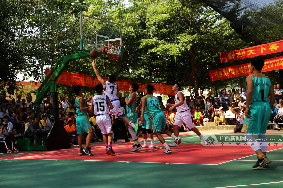 谢娜第一次下场打高尔夫获老公陪伴，甜喊张杰“老张”羡煞旁人