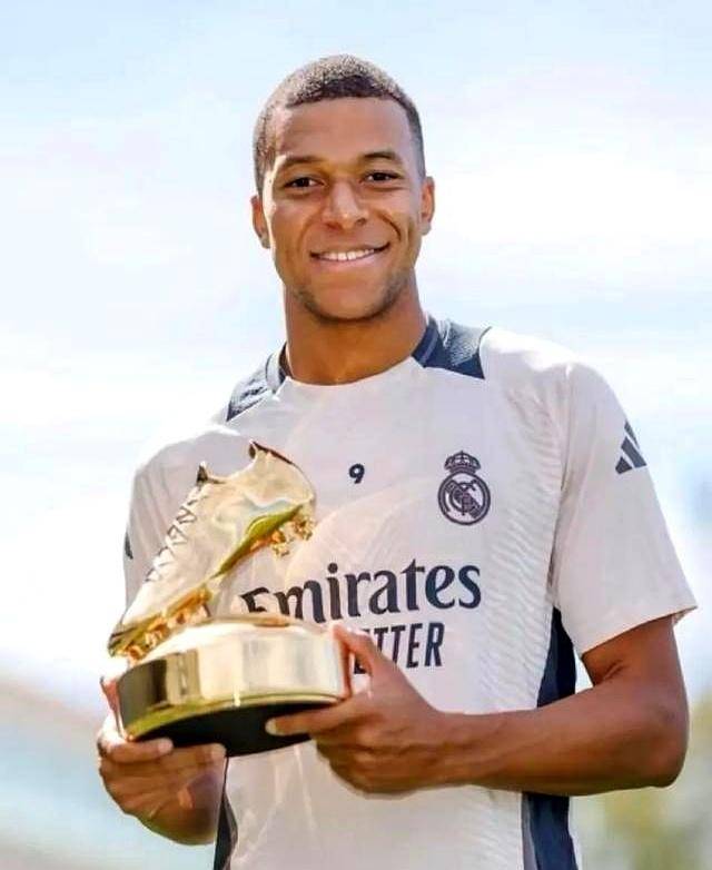 热爱皆平等，河南球迷赛前在球场外声援阿奇姆彭